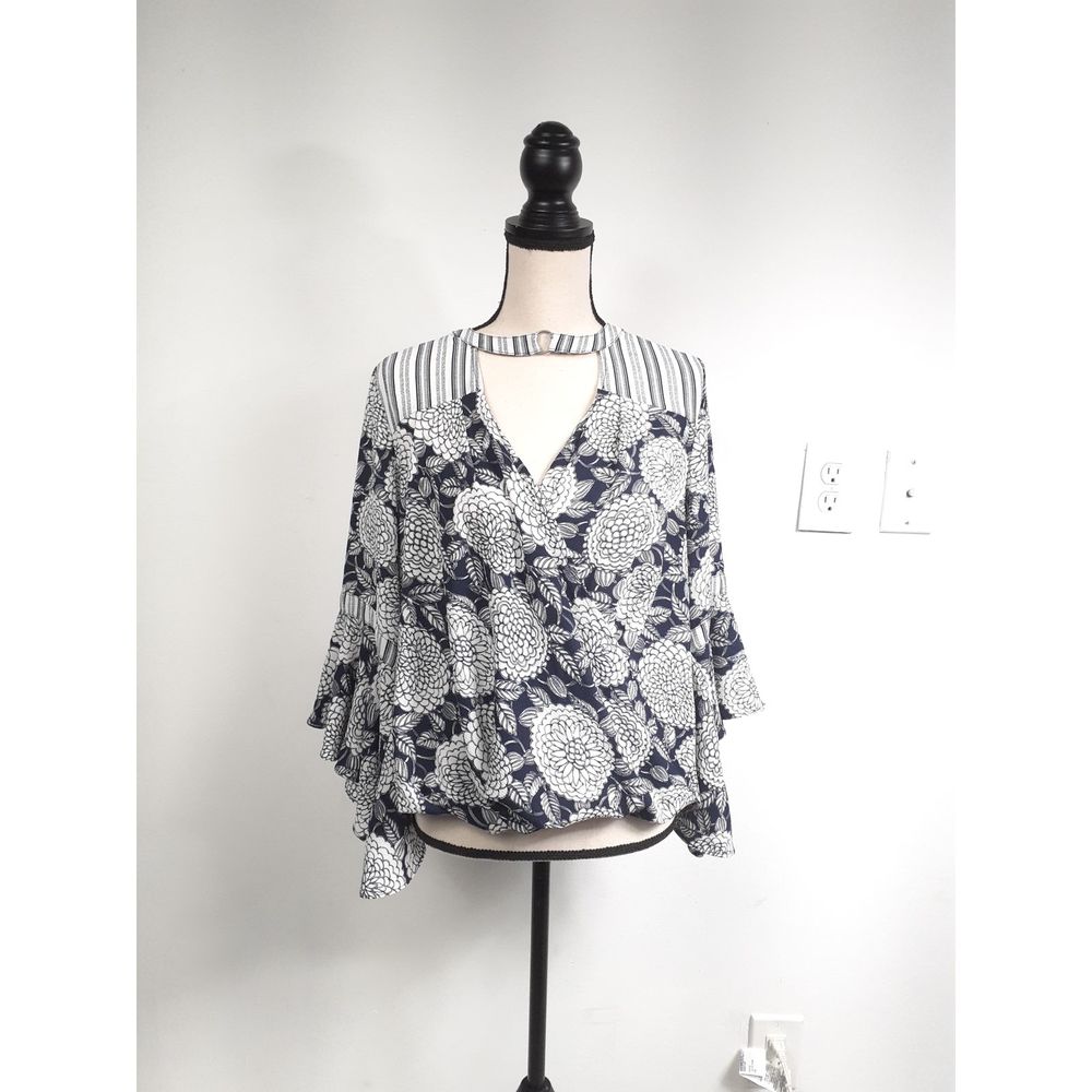Jodifl Women's Blue and White wrap top size Small * - Picture 2 of 7
